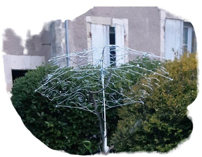 Vieux parapluie transformé en ombrelle décorative